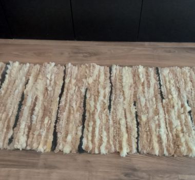 DYWANIK Z KAWAŁKÓW SKÓRY OWCZEJ